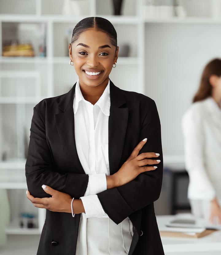 Dirigeante souriante en tenue professionnelle dans un bureau lumineux